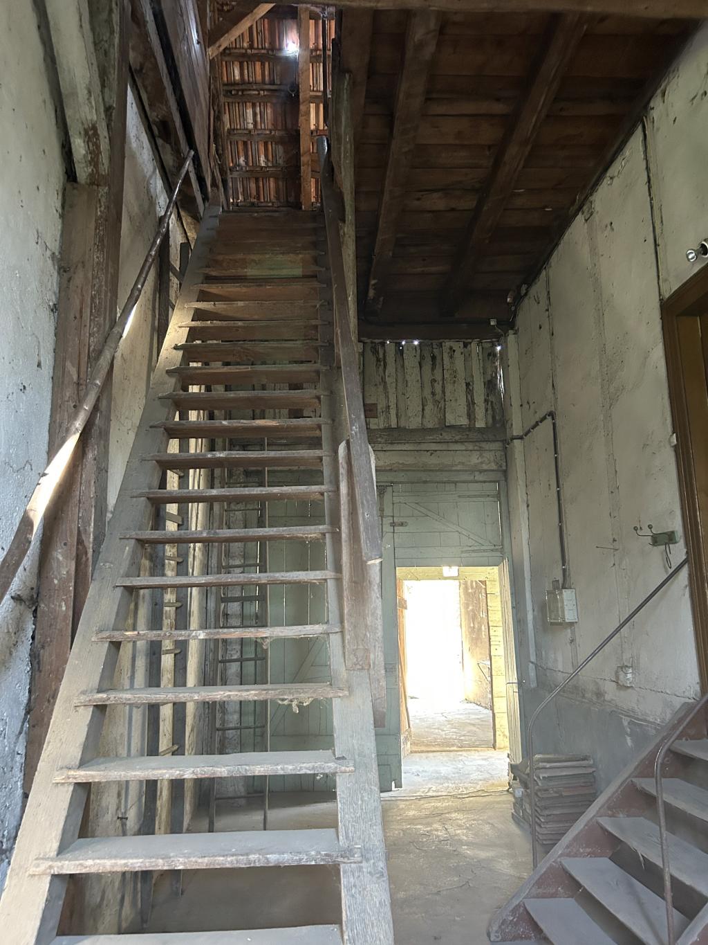 Scheune mit Treppe zum Dachboden