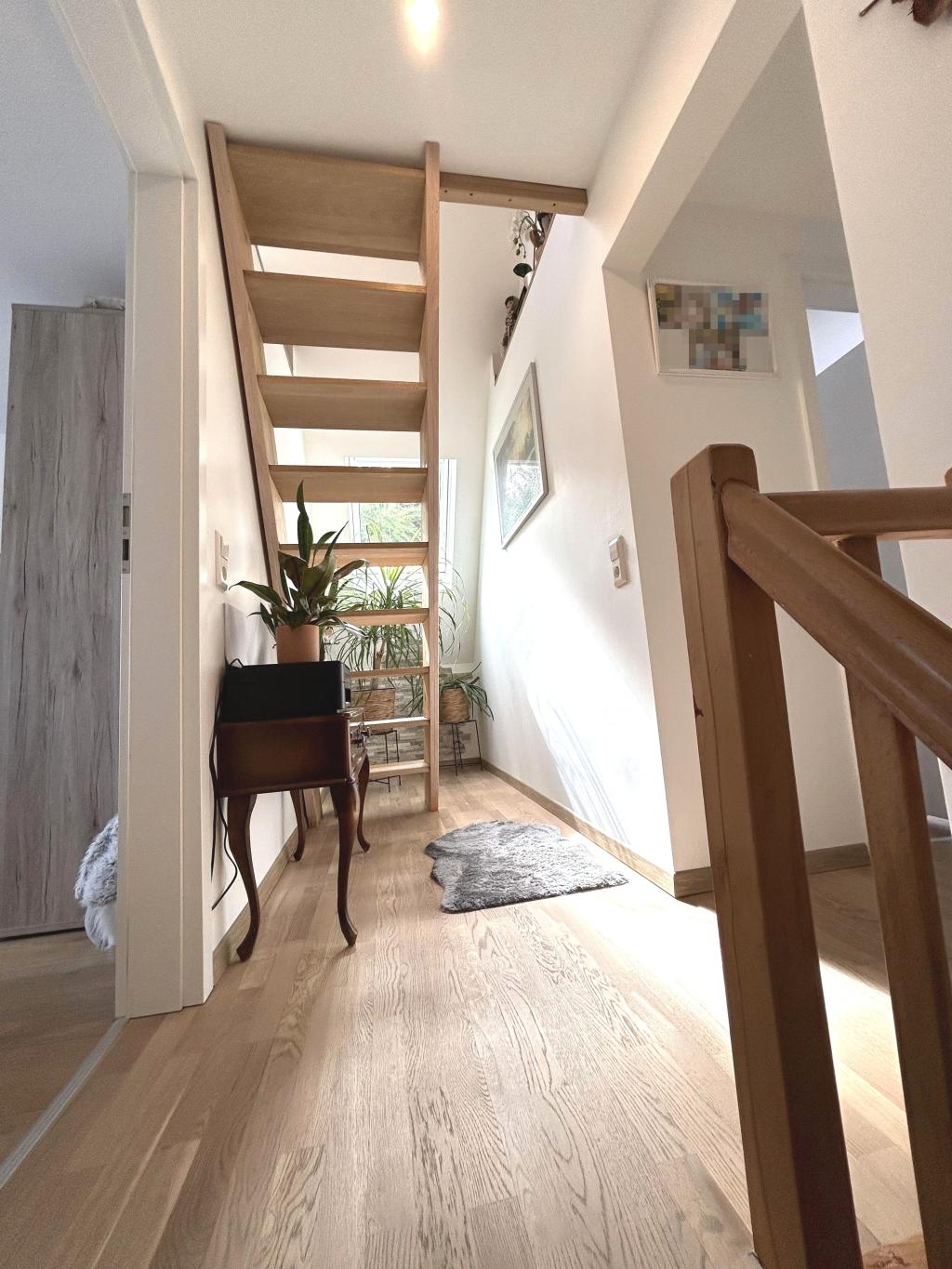 Dachgeschoss Flur mit Treppenaufgang zum Dachspitz