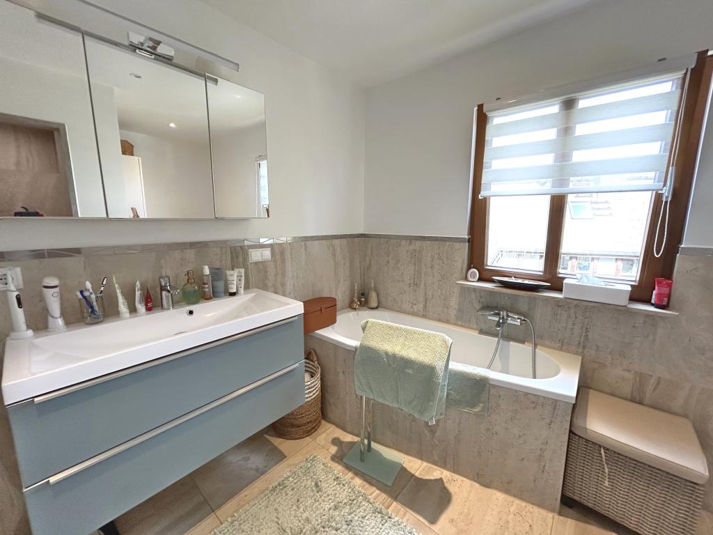 Erdgeschoss Bad mit Wanne und Dusche