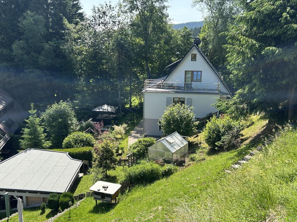Blick auf das Grundstück und zum Gebäude