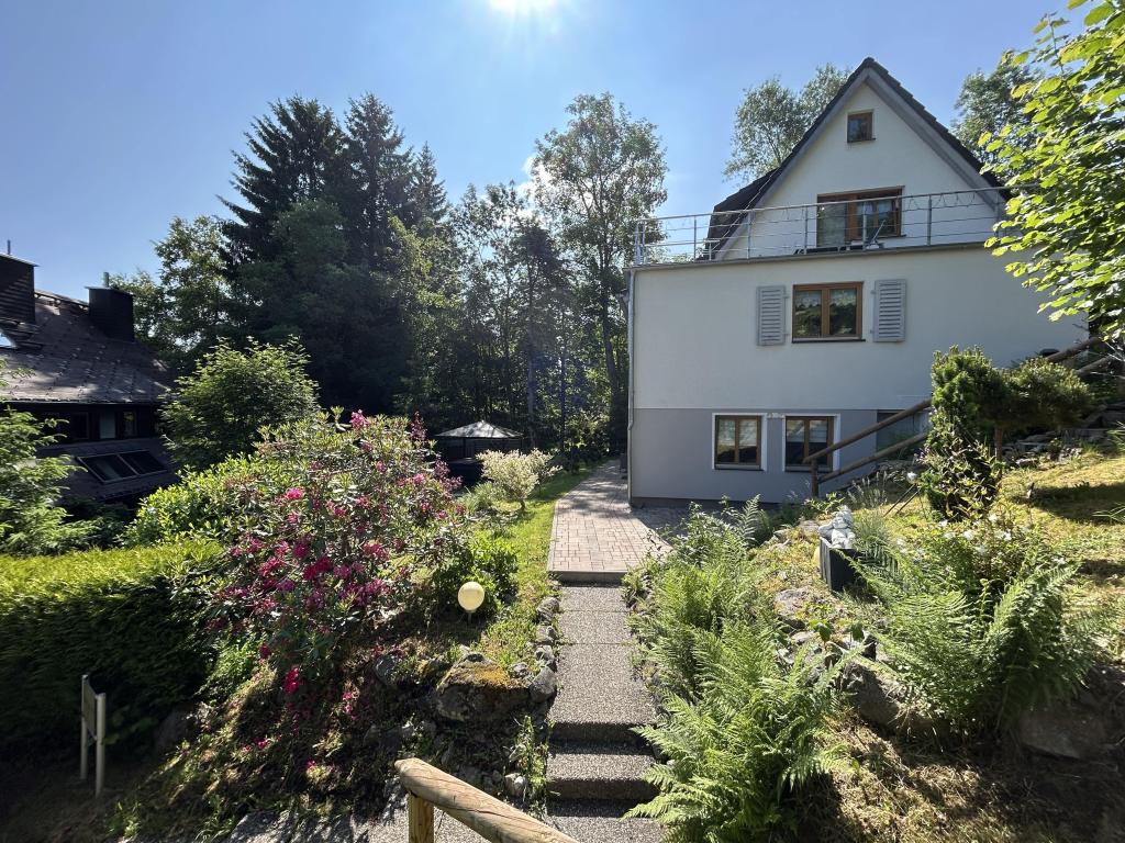 Zugang zum Gebäude von dem Carport aus
