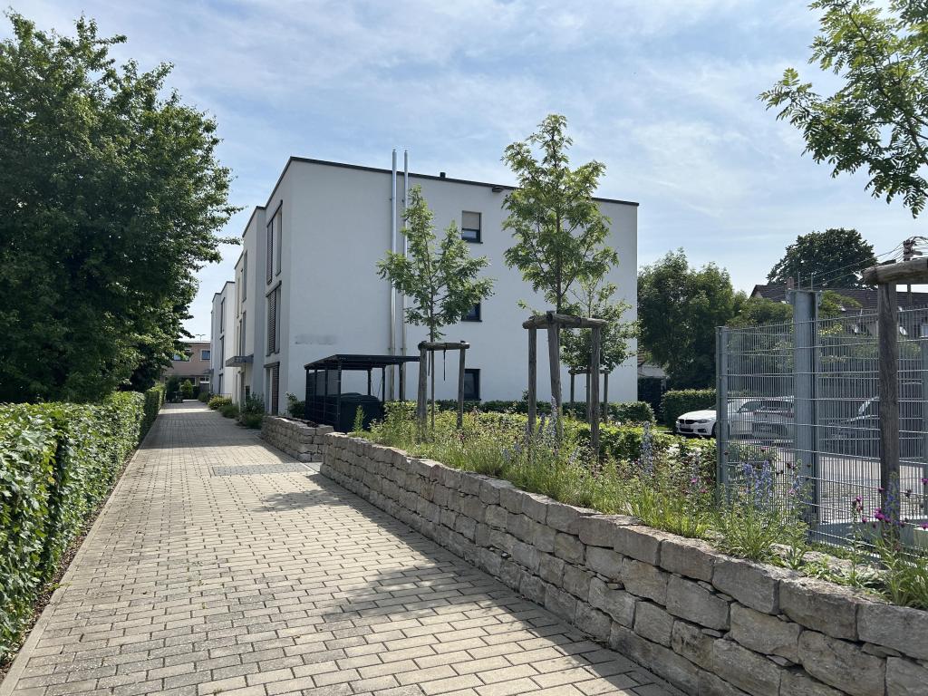 Wohnhaus mit Außenanlage
