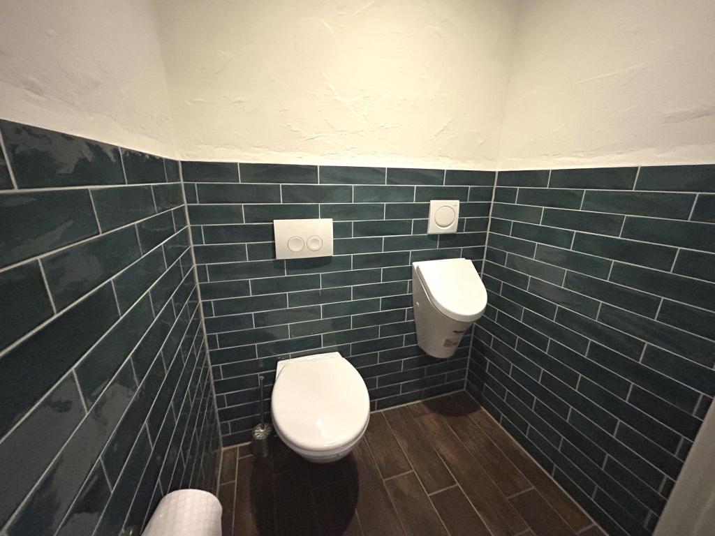 Untergeschoss: Duschbad WC mit Bidet und begehbarer Dusche