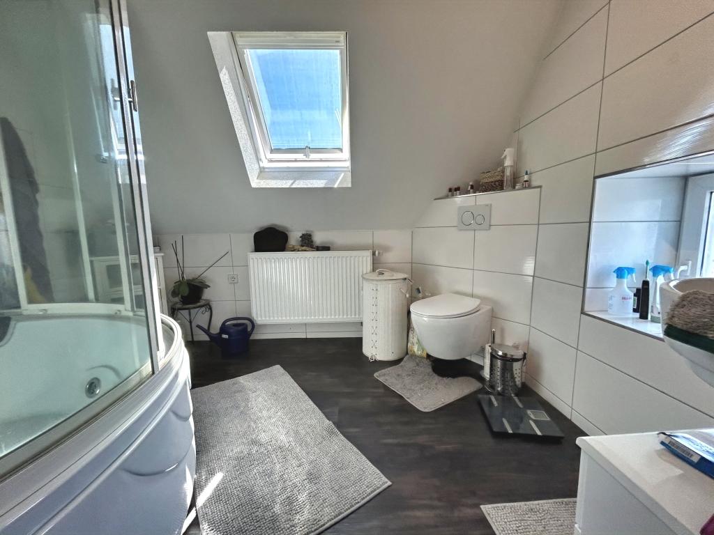 Dachgeschoss: Tageslichtbad mit Whirlpool Dusche