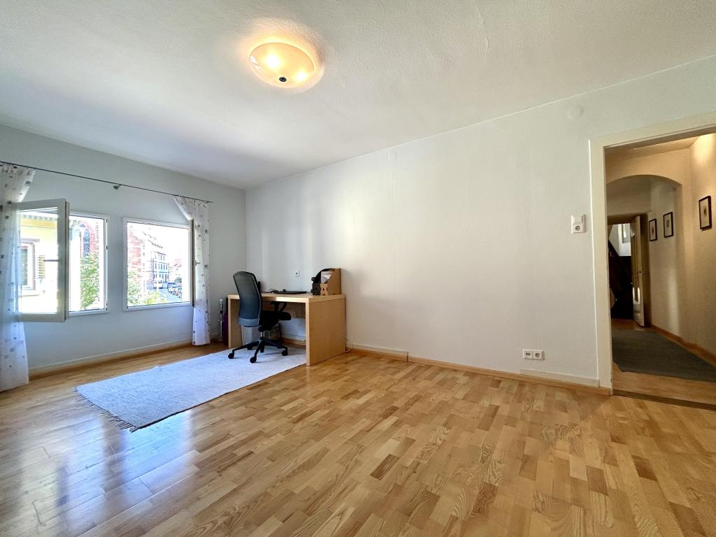 1. Obergeschoss: Zimmer 1 mit Verbindungstüre zu Zimmer 2