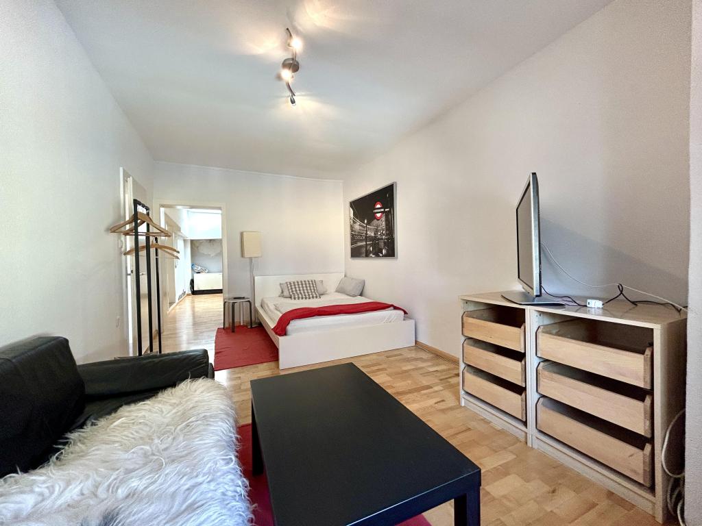1. Obergeschoss: Zimmer 2 mit Verbindungstüre zu Zimmer 3