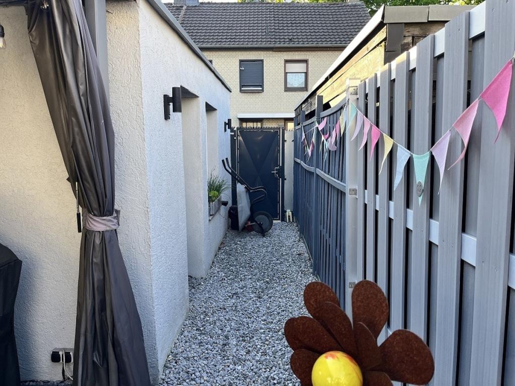 Weg neben Garage 1