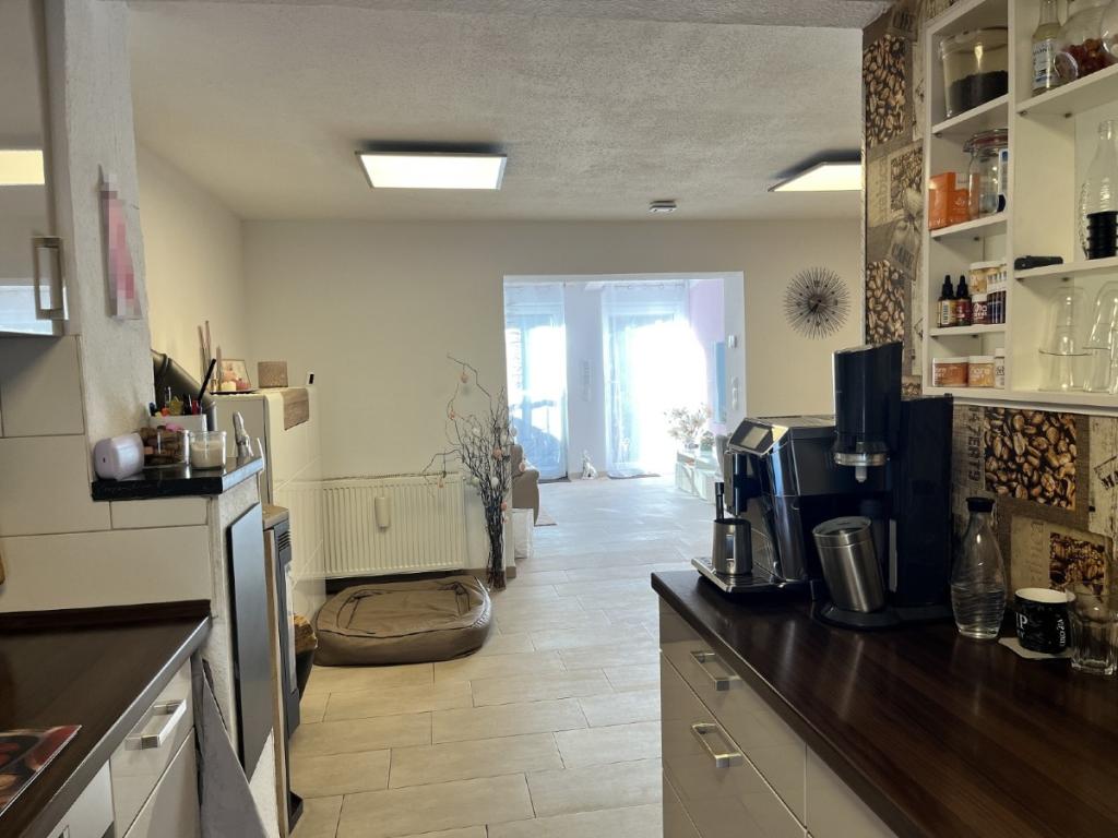 Küche mit Blick auf Wohnzimmer