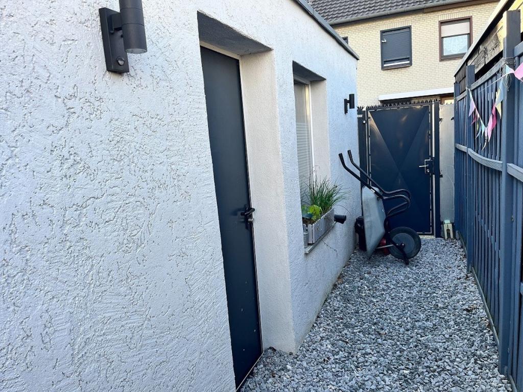 Weg neben Garage 2