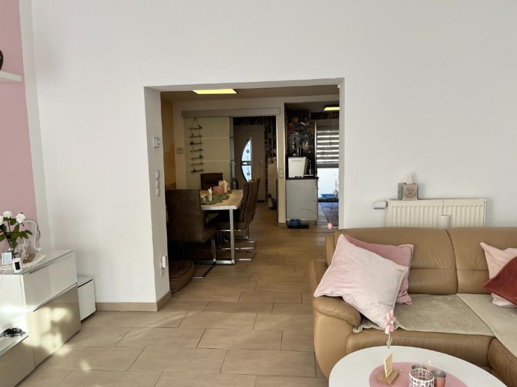 Wohnzimmer mit Blick auf Esszimmer