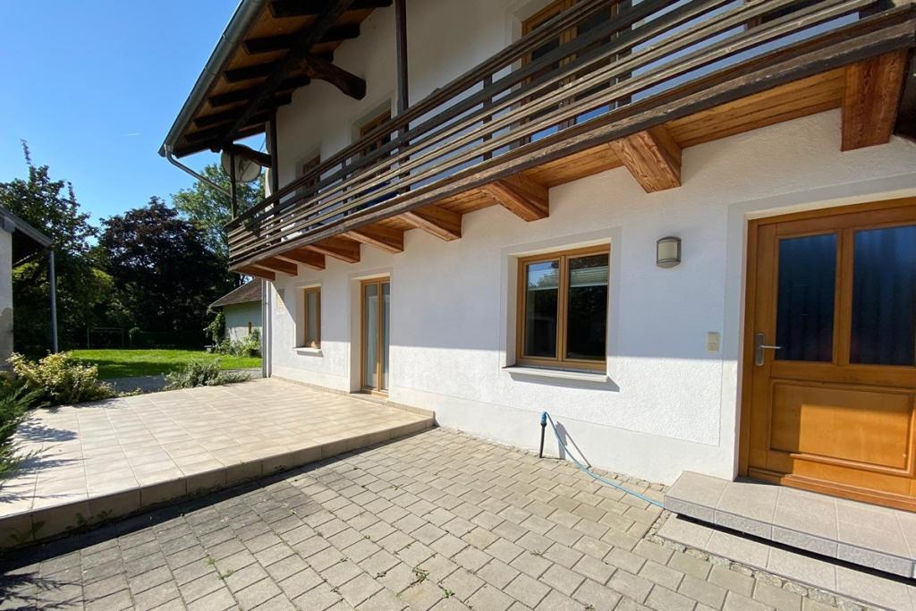 3 Zimmer Etagengroßraumwohnung mit Wohnküche und viel natürlichem Licht, 1. OG, mehrere Stellplätze bzw Unterstellmöglichkeiten für's Auto vorhanden, Balkon, Garage, Garten, EBK kann auf Wunsch entfernt werden, in Plattling Nähe Isar Park - Foto 1