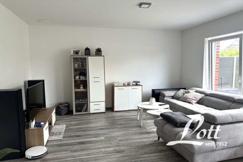 **Großzügig geschnittene Erdgeschosswohnung in zentraler Lage von Augustfehn** - Photo 2