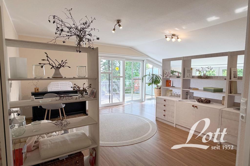 **Exklusive 3-Zimmer-Dachgeschosswohnung mit Aufzug in zentraler Lage von Augustfehn** - Foto 1
