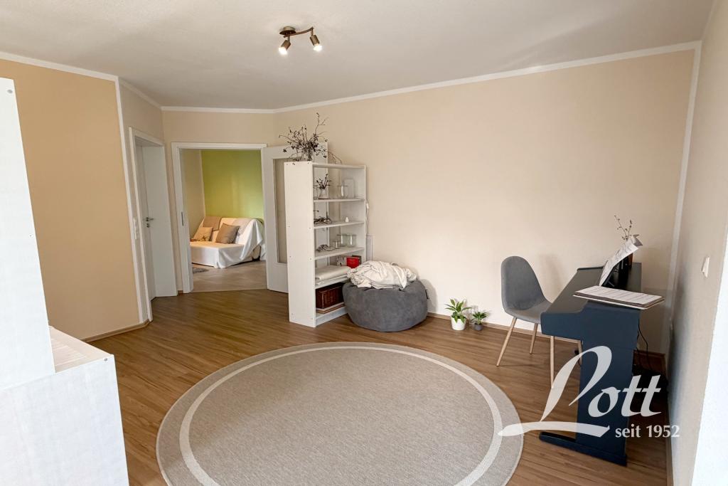 **Exklusive 3-Zimmer-Dachgeschosswohnung mit Aufzug in zentraler Lage von Augustfehn** - Foto 3