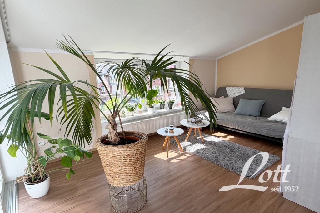 **Exklusive 3-Zimmer-Dachgeschosswohnung mit Aufzug in zentraler Lage von Augustfehn** - Foto 2