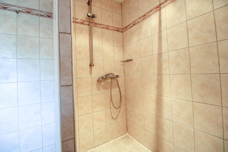 und Einlaufdusche