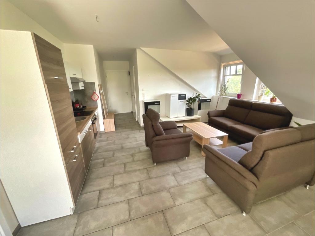 Moderne DG-Singlewohnung mit Küchenzeile und PKW-Stellplatz in Garrel! - Photo 2