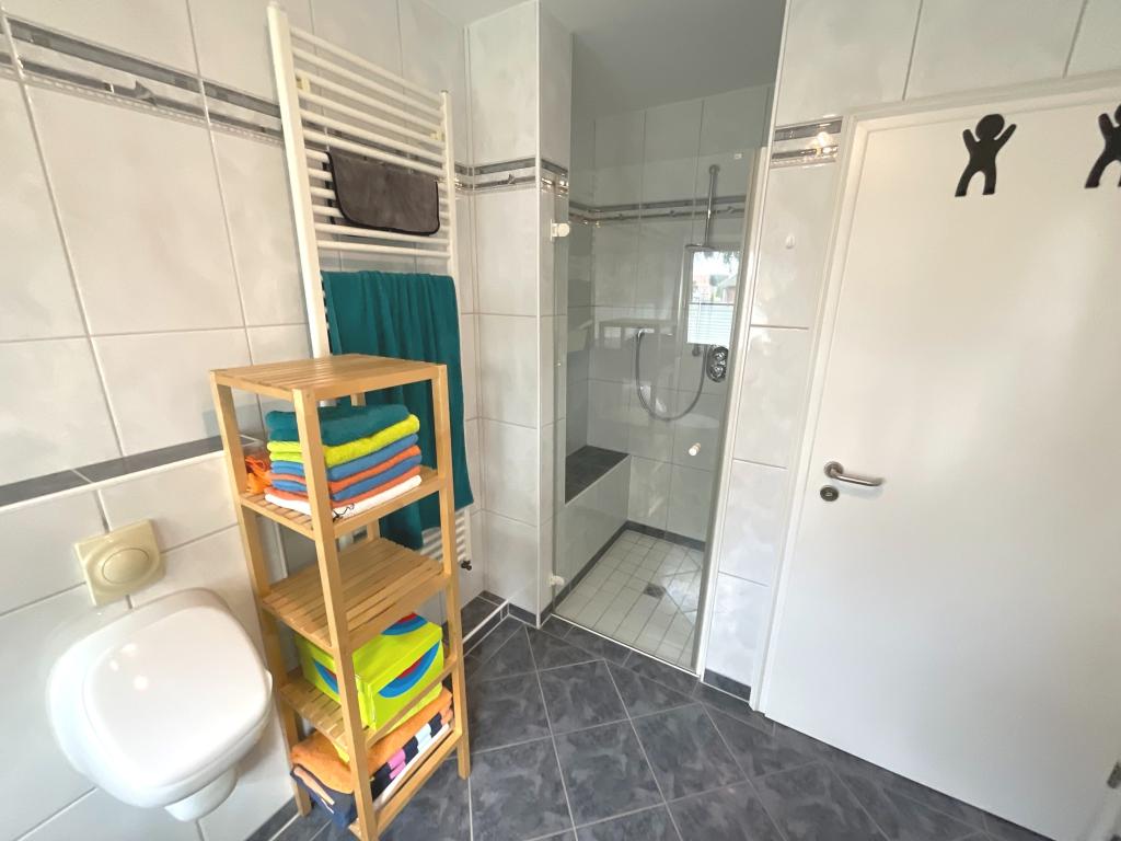 Sehr schöne Dachgeschosswohnung mit Balkon und Einbauküche in Garrel! - Photo 4