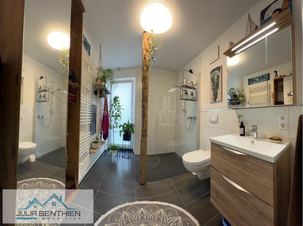 Badezimmer mit bodengleicher Dusche