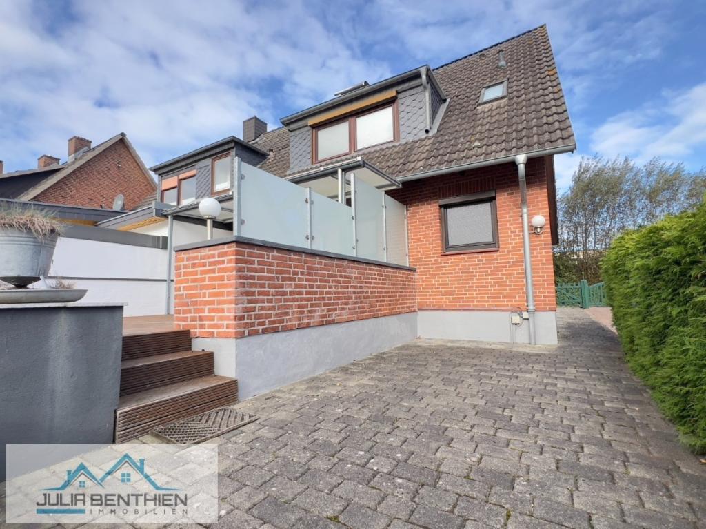 Rückansicht mit geschützter Terrasse