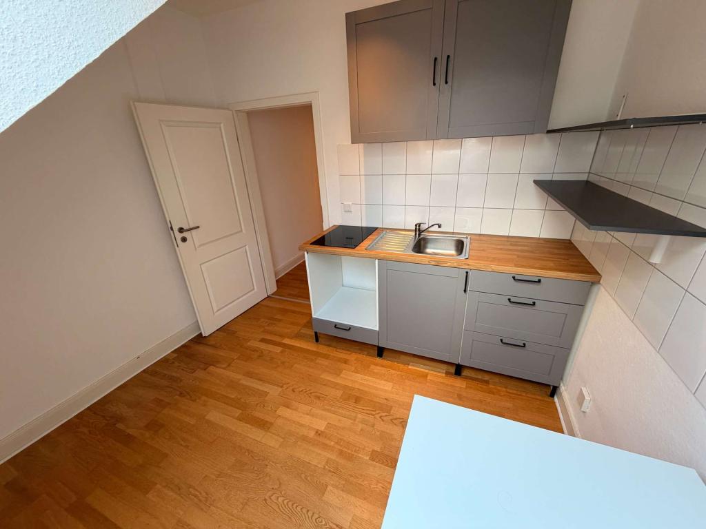 Einziehen & Wohlfühlen: Seltene Altbau-Dachgeschosswohnung in TOP Lage von Düsseldorf - Photo 2