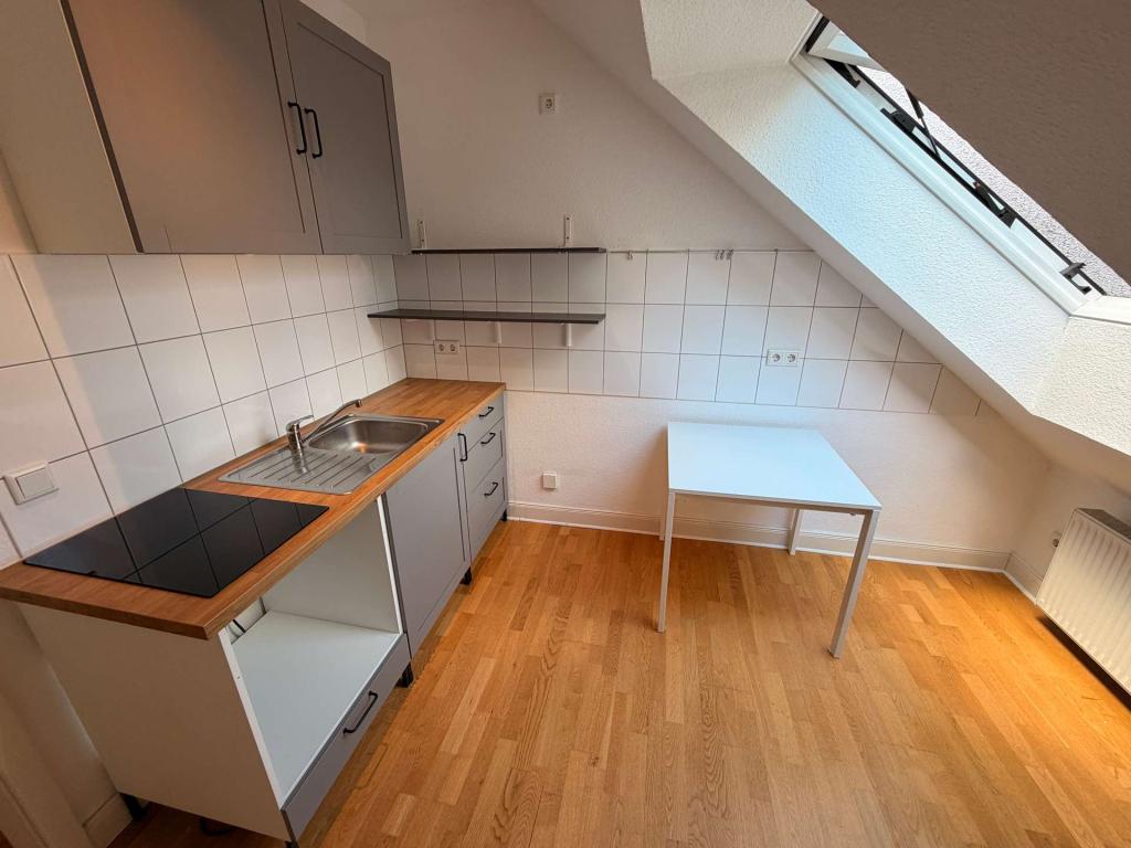 Einziehen & Wohlfühlen: Seltene Altbau-Dachgeschosswohnung in TOP Lage von Düsseldorf - Photo 3