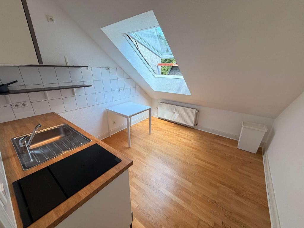 Einziehen & Wohlfühlen: Seltene Altbau-Dachgeschosswohnung in TOP Lage von Düsseldorf - Photo 4