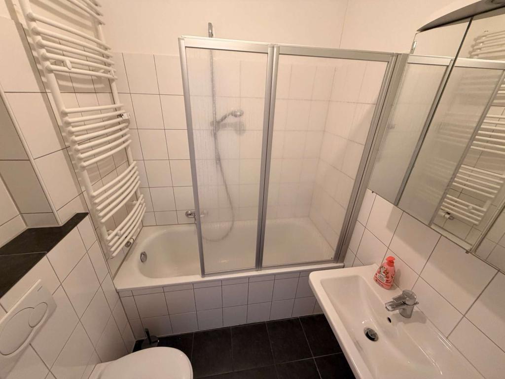 Einziehen & Wohlfühlen: Seltene Altbau-Dachgeschosswohnung in TOP Lage von Düsseldorf - Photo 5
