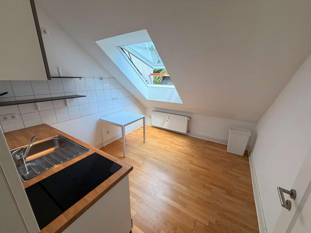 Einziehen & Wohlfühlen: Seltene Altbau-Dachgeschosswohnung in TOP Lage von Düsseldorf - Photo 1