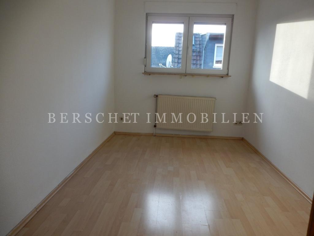 3-Zimmer DG-Wohnung mit Balkon, 2 Stellplätzen und Gartennutzung in Obertshausen - Foto 2