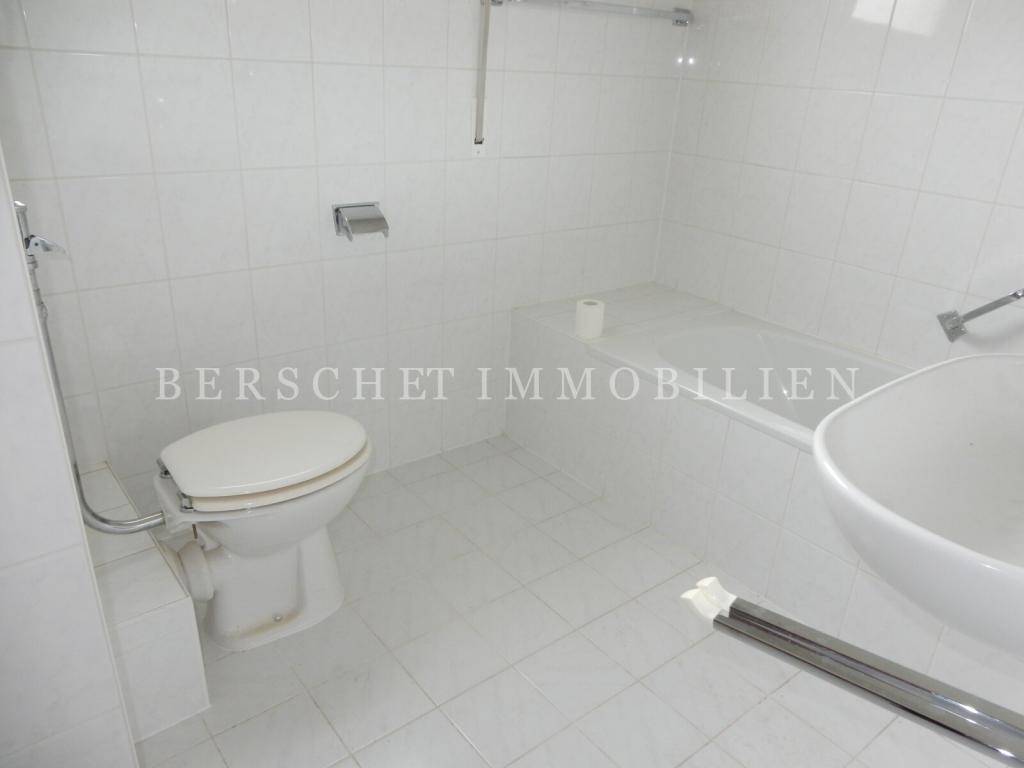 3-Zimmerwohnung in 2-Famileinhaus mit Balkon und Garage in Obertshausen - Foto 2