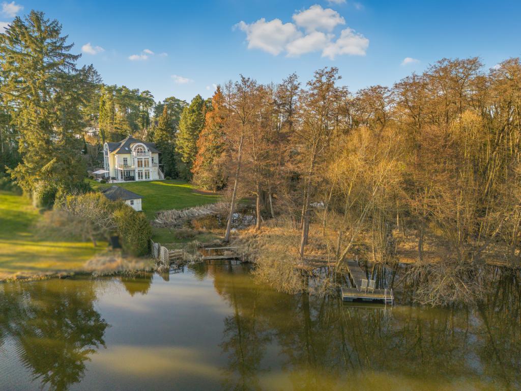 Grundstücksansicht vom See