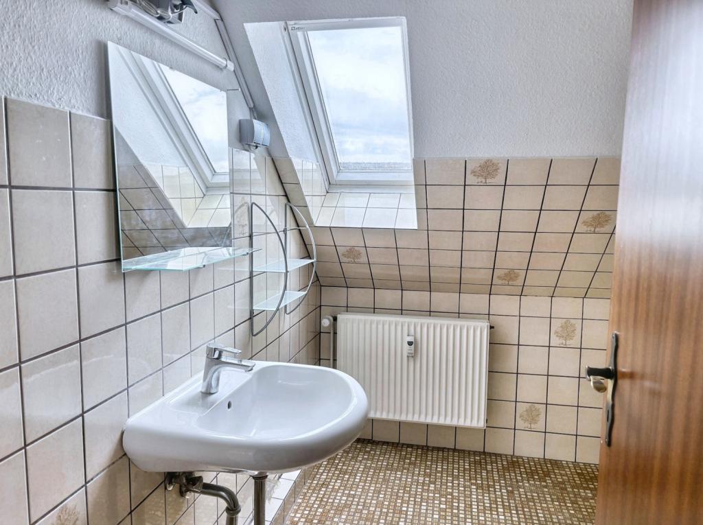 Charmante Dachgeschosswohnung in zentraler Lage – fußläufig zum Bahnhof - Photo 2