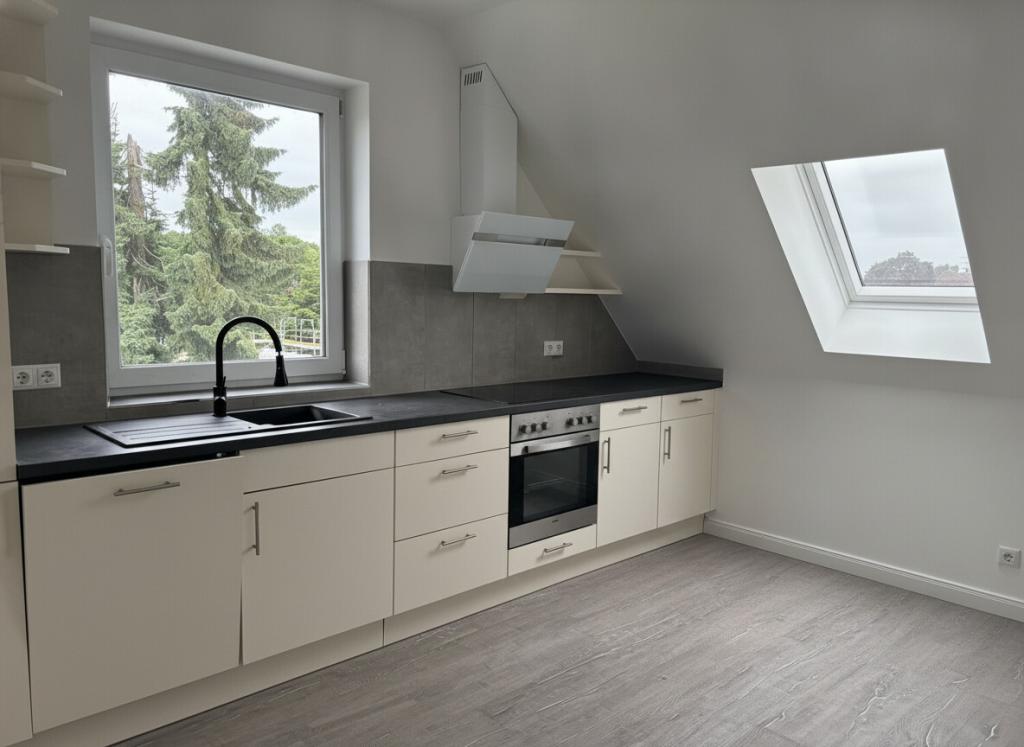 Neuwertige Dachgeschosswohnung mit Balkon, Kellerabteil und Stellplatz - Photo 3