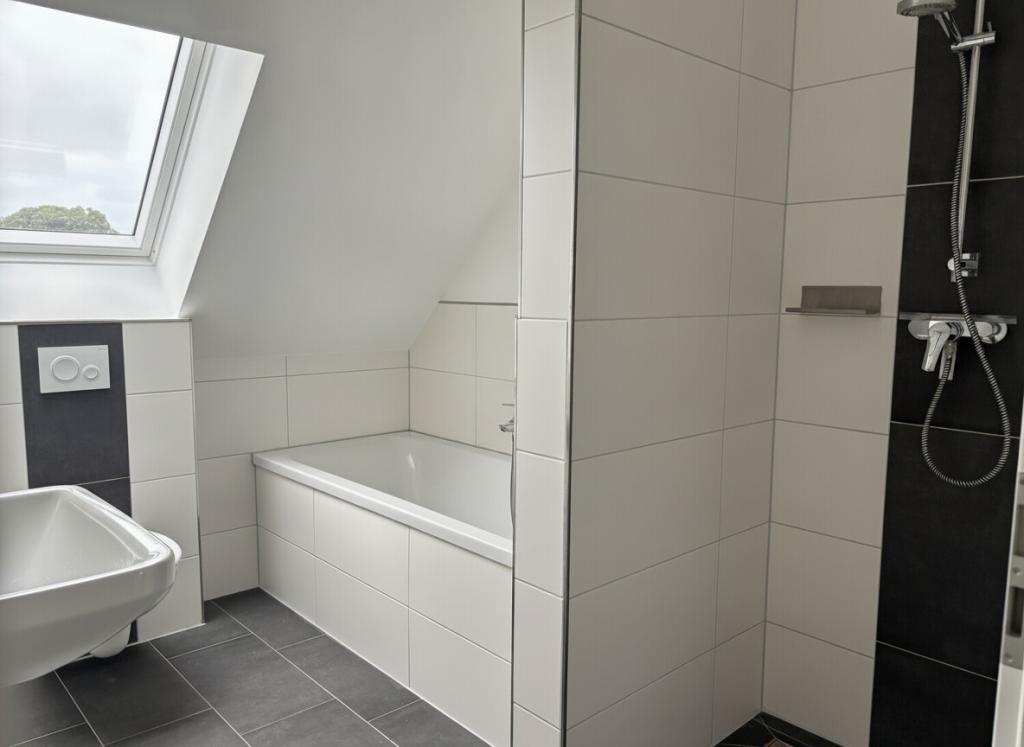Neuwertige Dachgeschosswohnung mit Balkon, Kellerabteil und Stellplatz - Photo 4