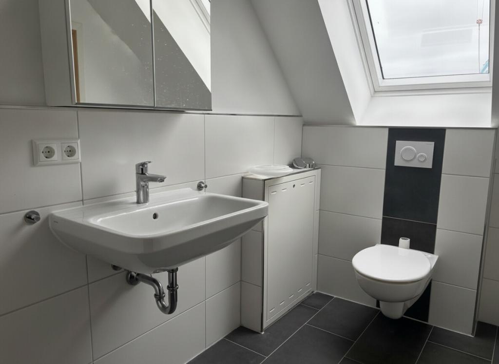 Neuwertige Dachgeschosswohnung mit Balkon, Kellerabteil und Stellplatz - Photo 5