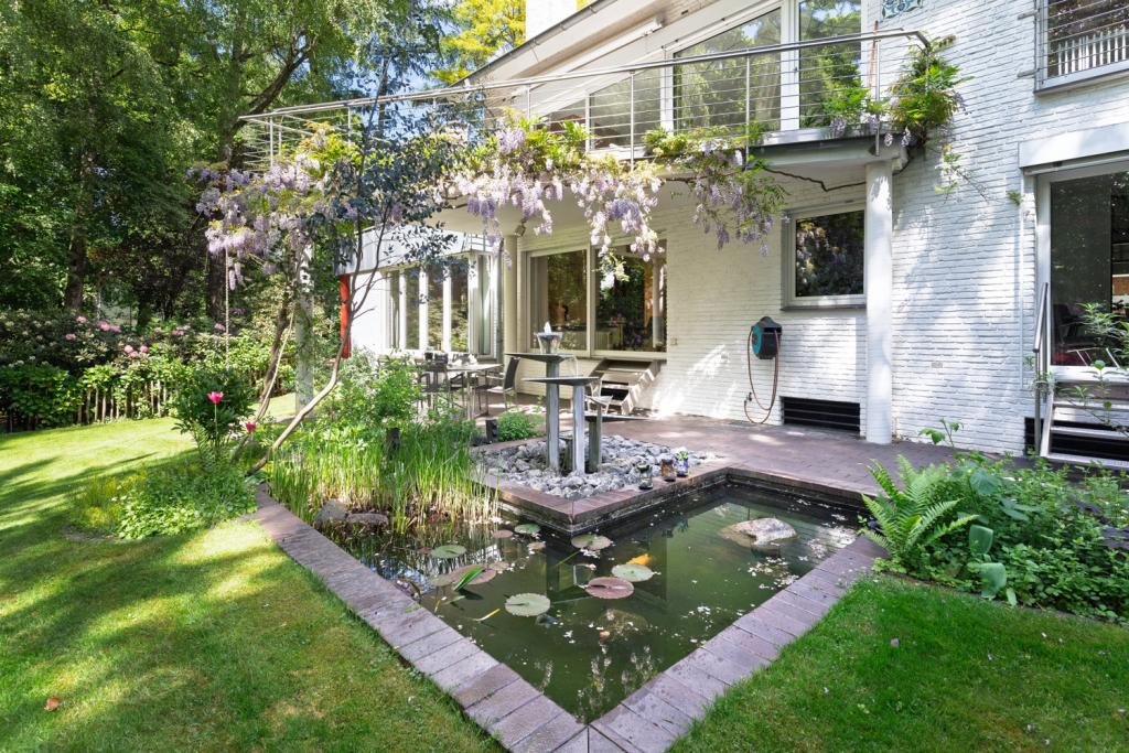 Gartenansicht mit Wasserspiel