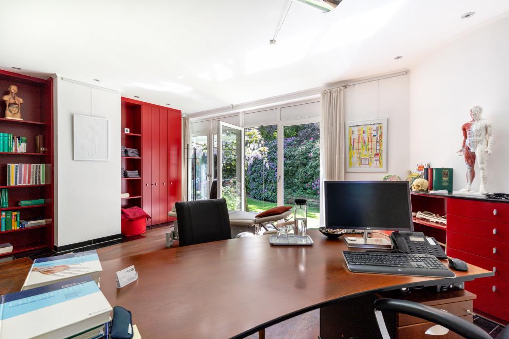 Behandlungsraum und Büro