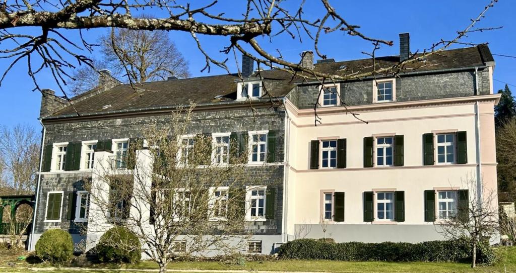 Alleinlage - kernsanierte 4-Zimmerwohnung im historischen FORSTGUT ELISENHOF - Foto 3