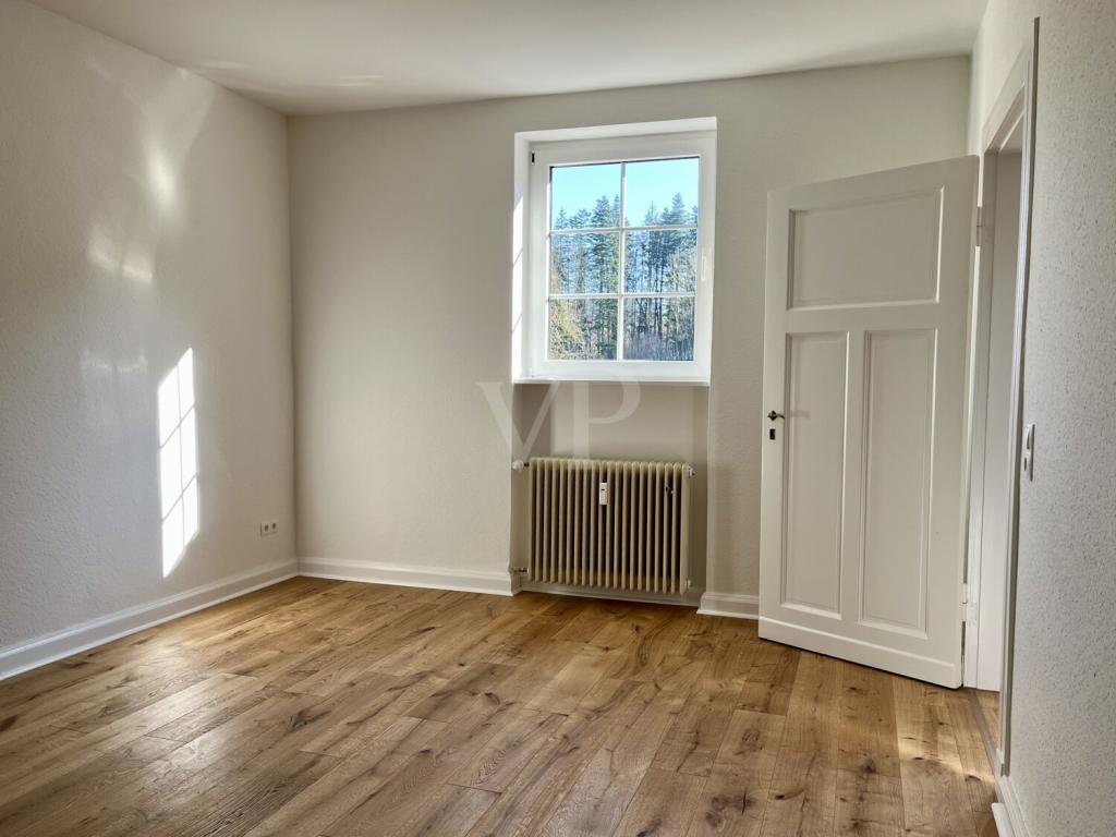 Alleinlage - kernsanierte 4-Zimmerwohnung im historischen FORSTGUT ELISENHOF - Foto 1