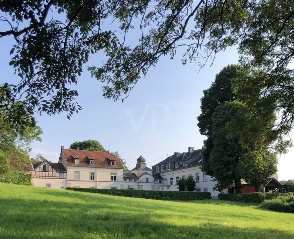 Alleinlage - kernsanierte 4-Zimmerwohnung im historischen FORSTGUT ELISENHOF - Foto 2
