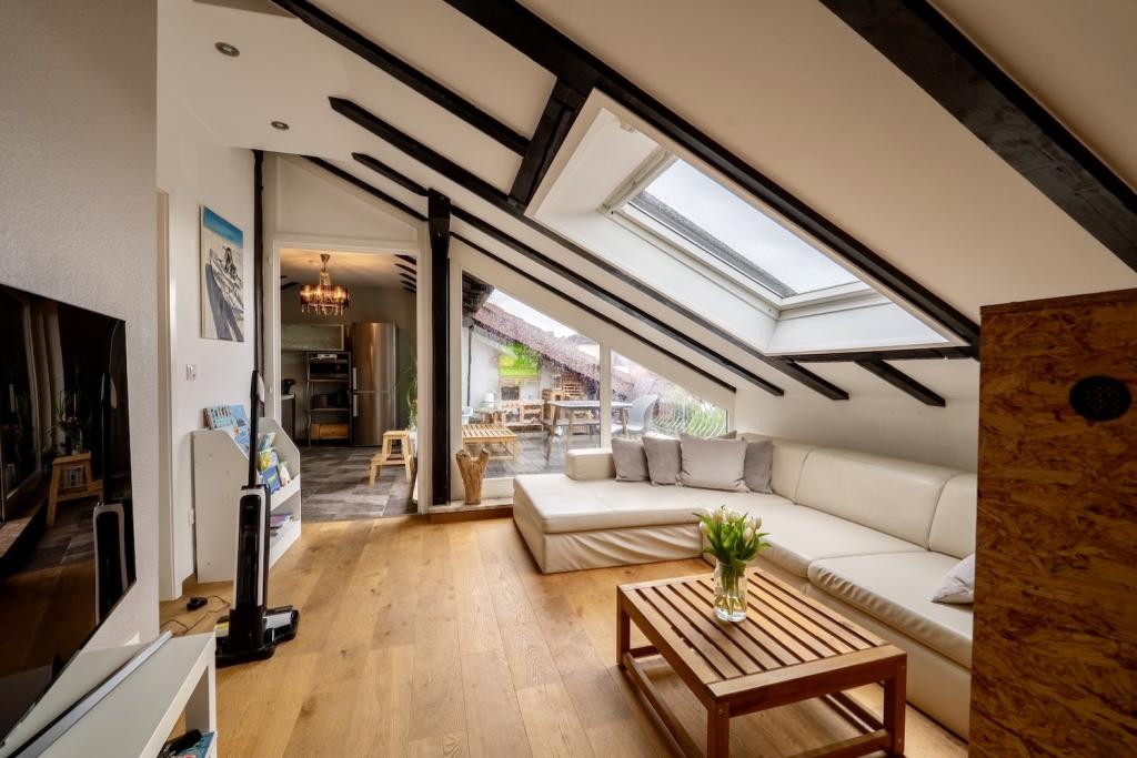 Gemütliche Dachgeschosswohnung mit Einbauküche, Balkon und wundervollem Weitblick, 1km zur WHU - Photo 1