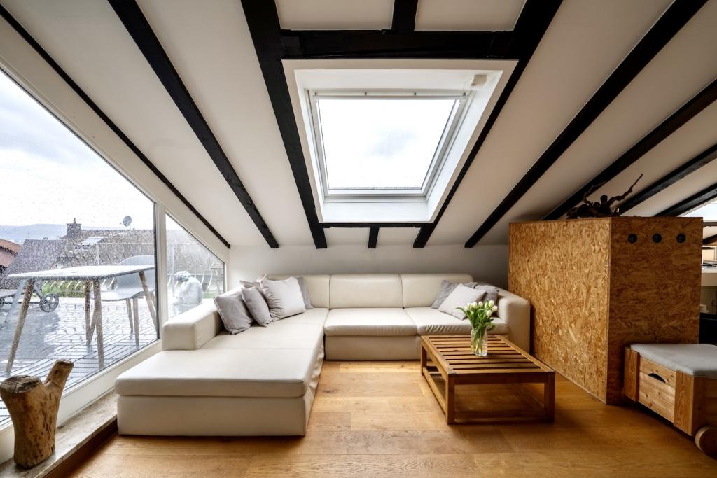 Gemütliche Dachgeschosswohnung mit Einbauküche, Balkon und wundervollem Weitblick, 1km zur WHU - Photo 2