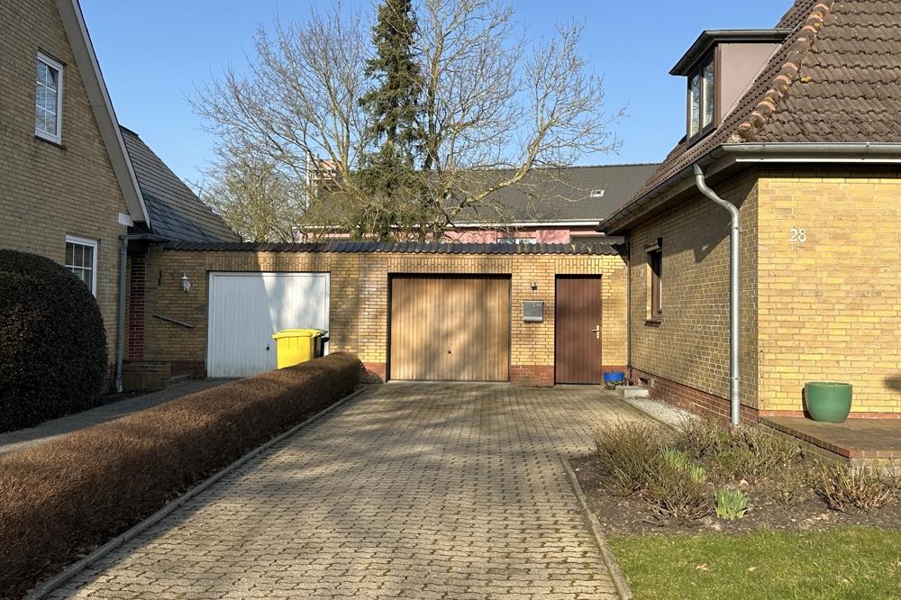Auffahrt mit Garage