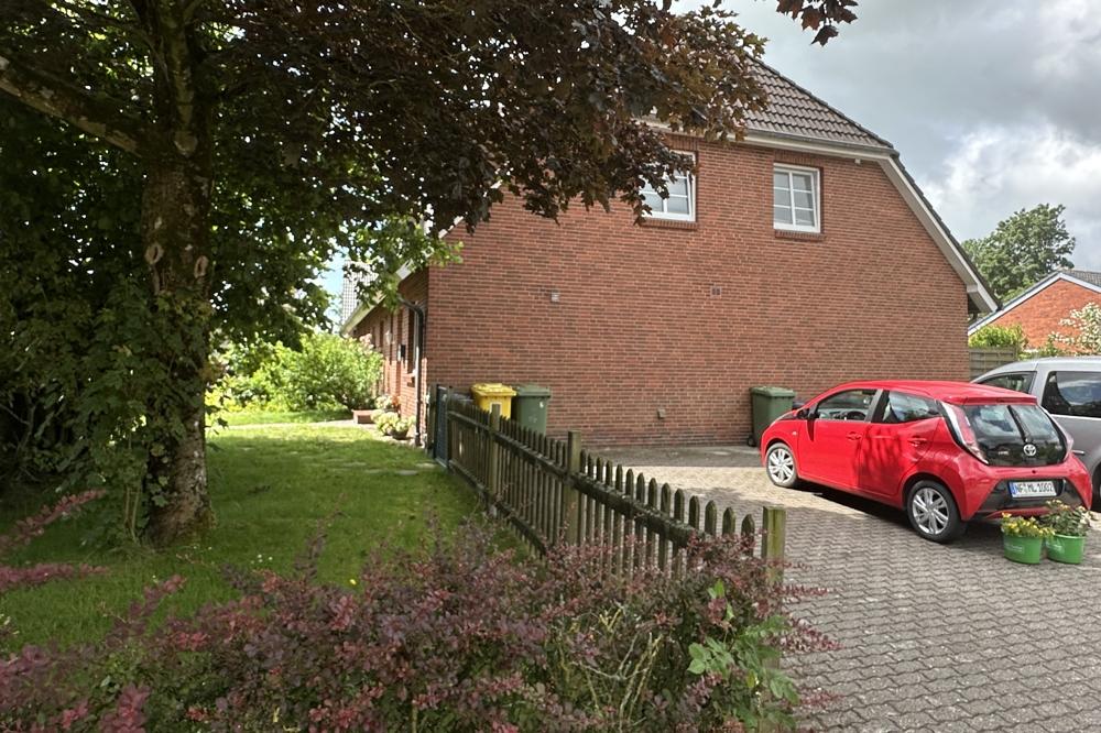 Hausansicht mit Parkplatz