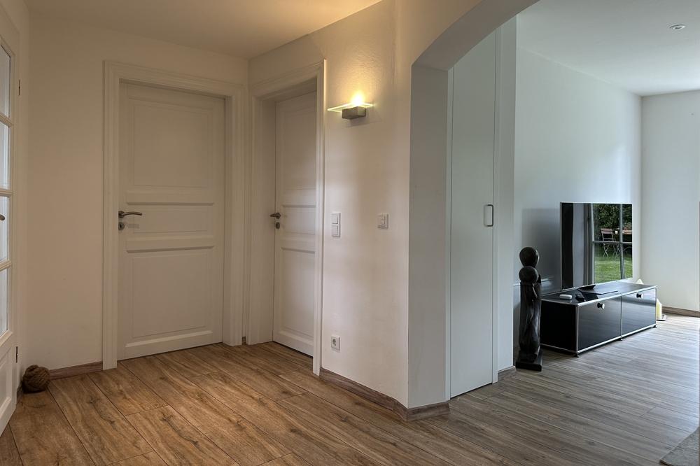 Diele mit offenem Zugang zum Wohnzimmer