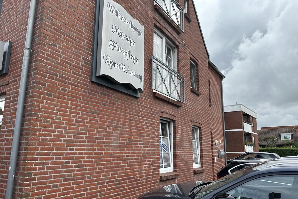 Seitenansicht mit PKW-Stellplätzen