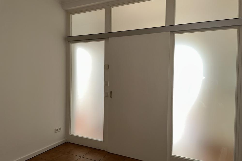 Raum 2 mit Waschbecken