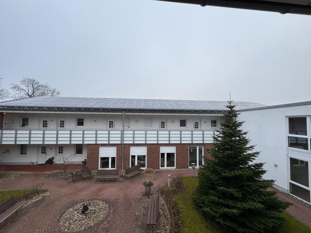 Modernes und seniorengerechtes Wohnen in Himmelpforten: 2-Zimmer-Wohnung mit Balkon und Einbauküche - Foto 5