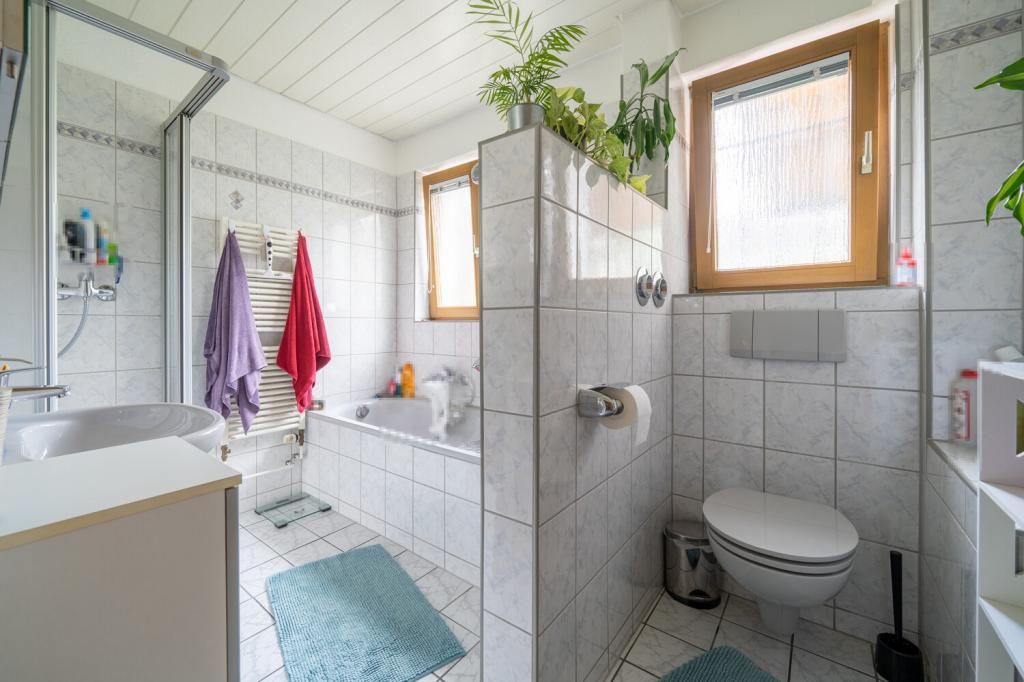 EG - Bad mit Wanne und Dusche